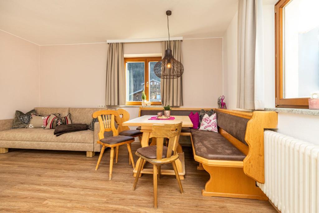 Posedenie v ubytovaní Herzerl-Chalet Appartements