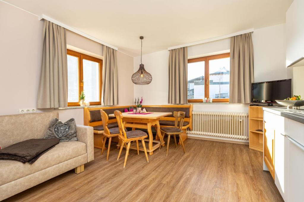 Kuchyňa alebo kuchynka v ubytovaní Herzerl-Chalet Appartements