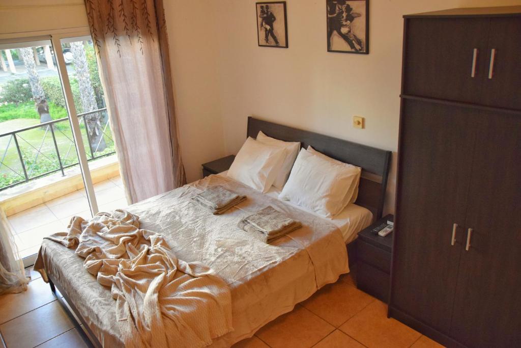 ein Schlafzimmer mit einem Bett mit einer Kommode und einem Fenster in der Unterkunft Raise Cosy Studio with pool in Limassol in Limassol