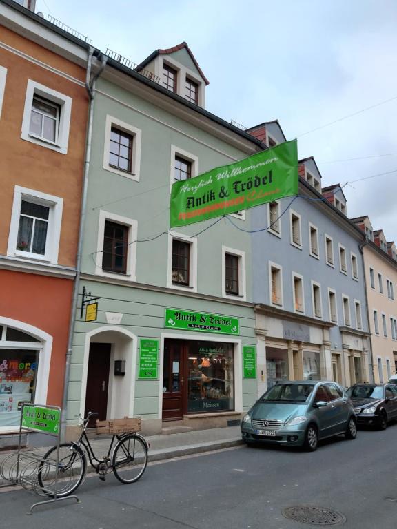 uma bicicleta estacionada em frente a um edifício em Ferienwohnung Claus em Meissen