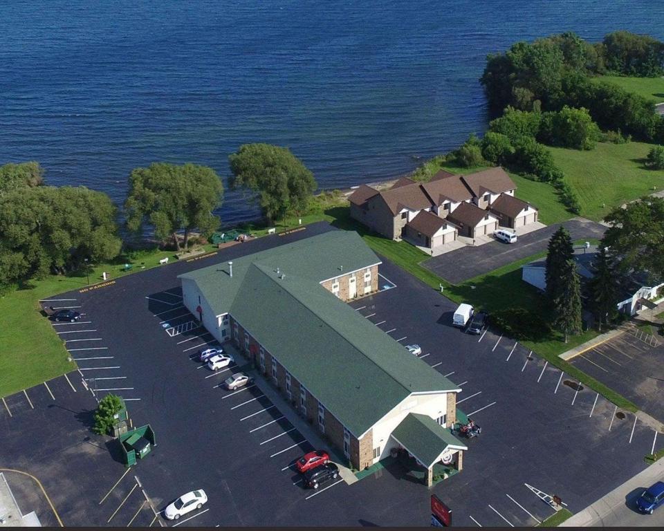 une vue aérienne sur un bâtiment avec un parking dans l'établissement Econo Lodge On the Bay, à Menominee