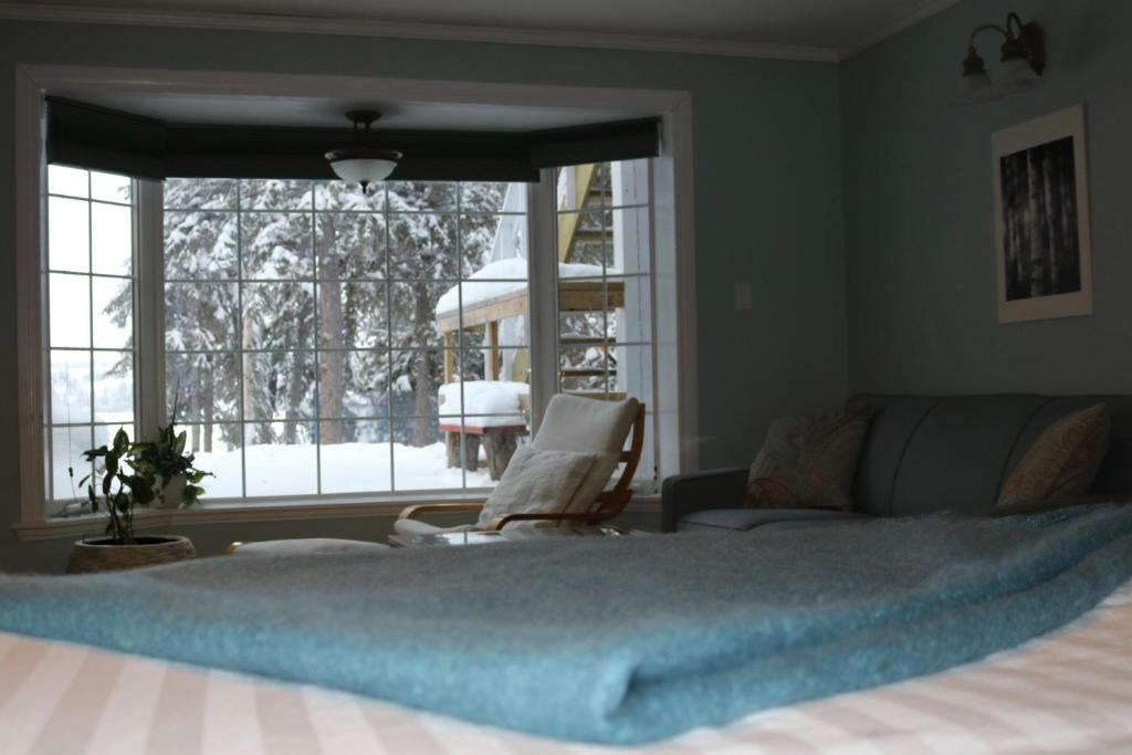 Great Slave Lakeside Bed & Breakfast - Suite Con Lago View