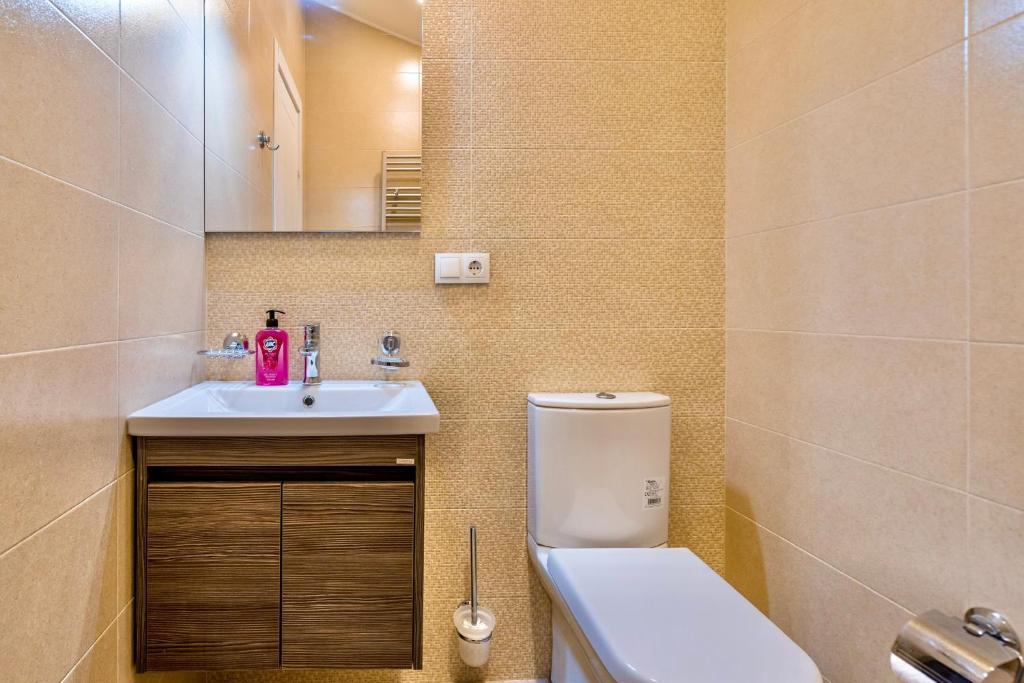Koupelna v ubytování GVC 3-room 2-level apt New Gudauri