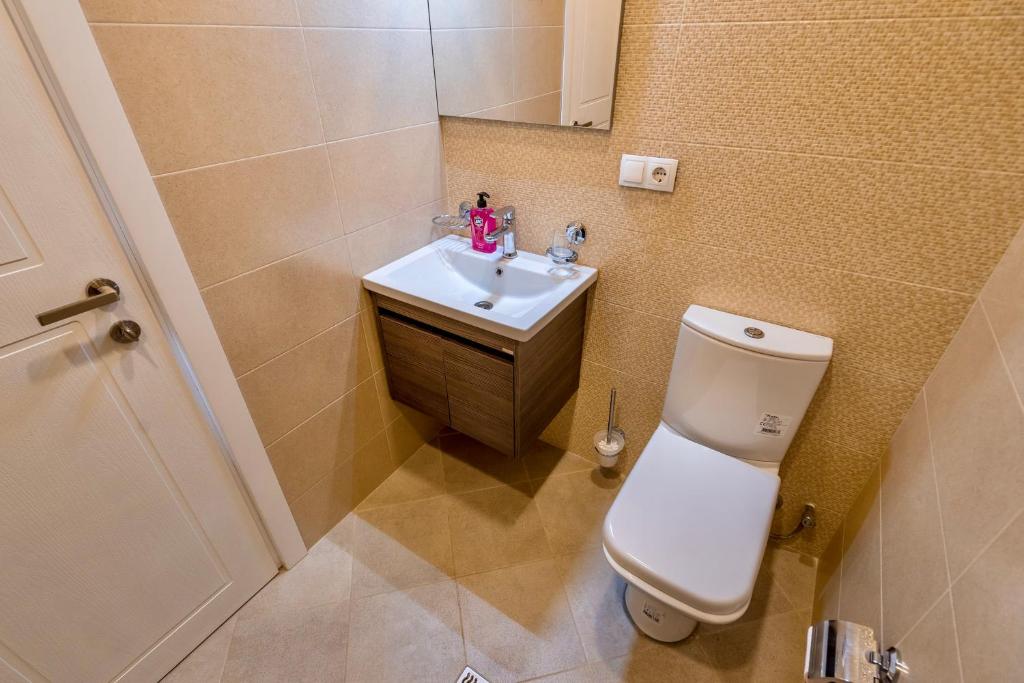 Koupelna v ubytování GVC 3-room 2-level apt New Gudauri