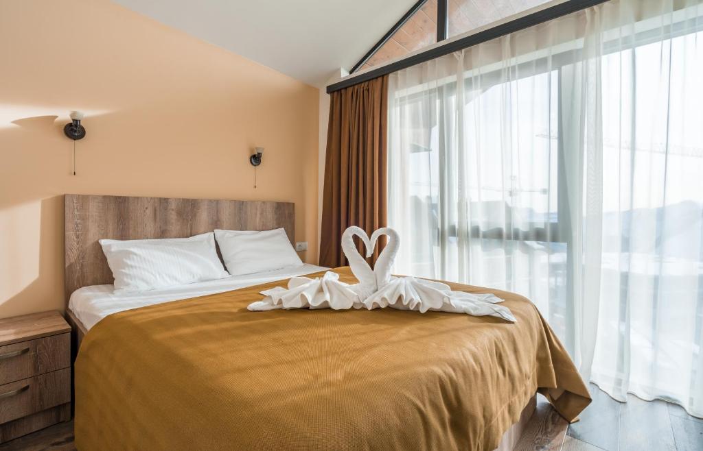 Postel nebo postele na pokoji v ubytování GVC 3-room 2-level apt New Gudauri