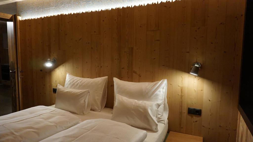 Postel nebo postele na pokoji v ubytování ARLBERGhome Komfort-Apartments & Privat-Sauna
