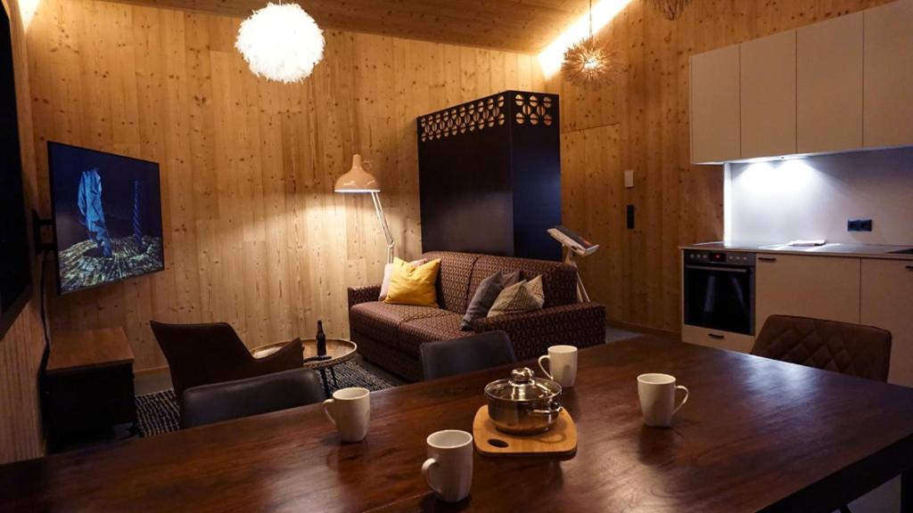 TV a/nebo společenská místnost v ubytování ARLBERGhome Komfort-Apartments & Privat-Sauna
