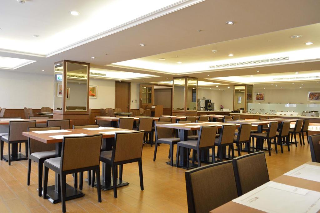 A restaurant or other place to eat at Fuward Hotel Tainan