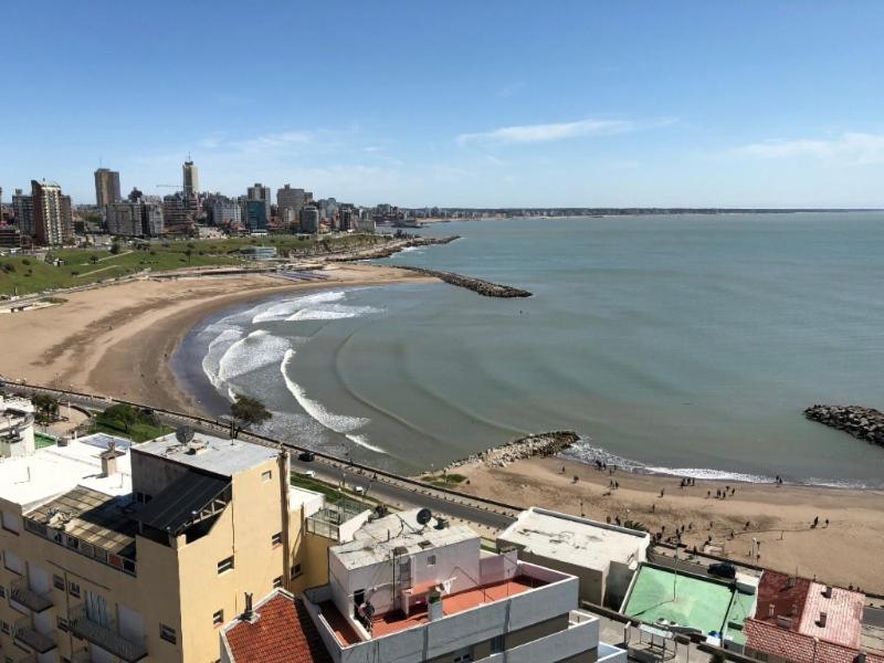 vistas a una playa con edificios y al océano en Radar Mirador Cabo Corrientes en Mar del Plata