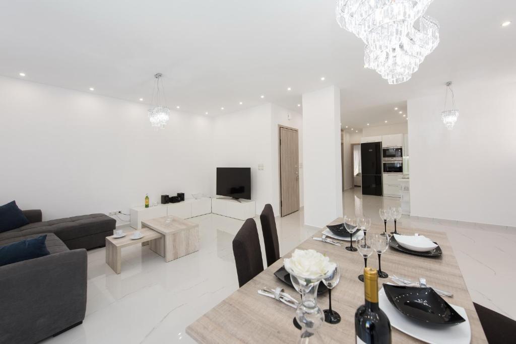 TV a/nebo společenská místnost v ubytování Despina's Luxury apt downtown