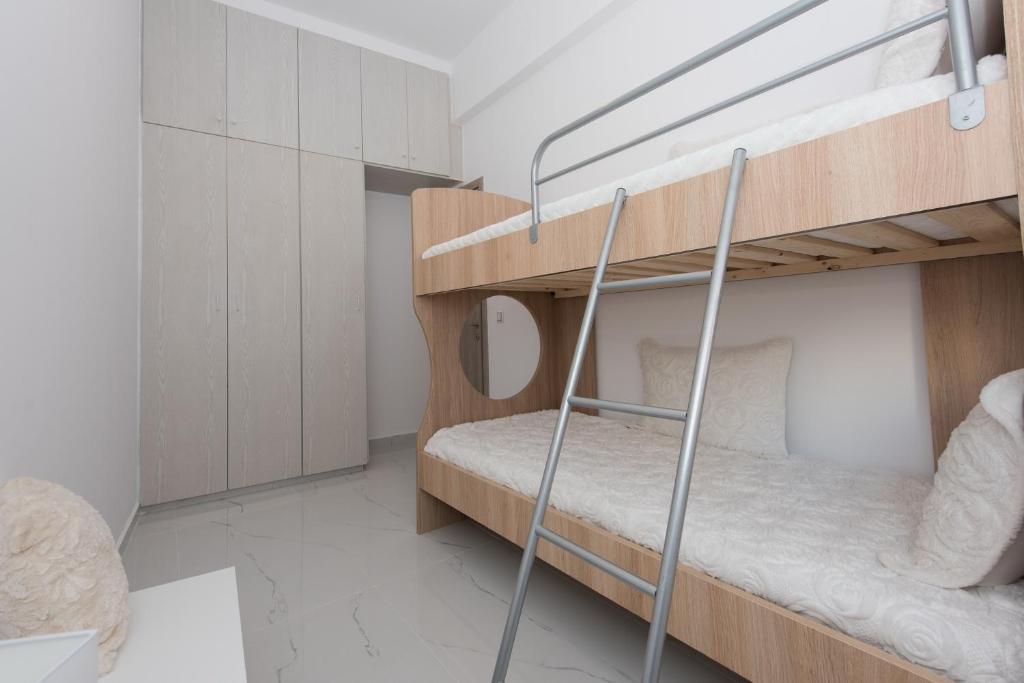 Postel nebo postele na pokoji v ubytování Despina's Luxury apt downtown