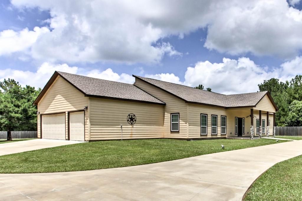 une maison avec un toit en gambrel dans l'établissement Texas Vacation Rental with Fireplace, Near Lakes, à Marshall