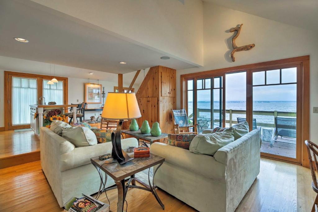 una sala de estar con 2 sofás y vistas al océano. en Lake Champlain Cottage with Kayak and Private Dock!, en North Hero