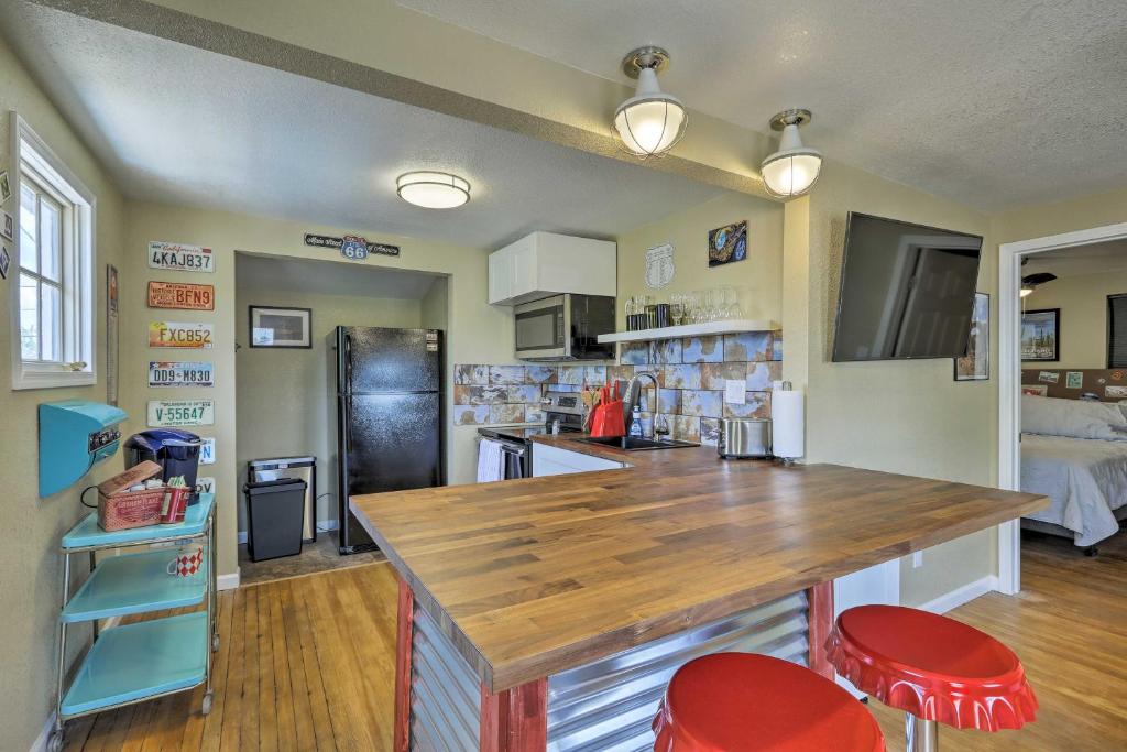 Winslow Apartment with Jacuzzi, Deck and Grill Access!, Winslow