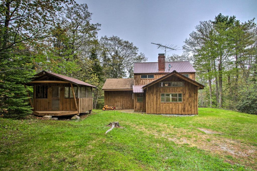 Κήπος έξω από το Boothbay Harbor Cabin with Spacious Deck and Yard!
