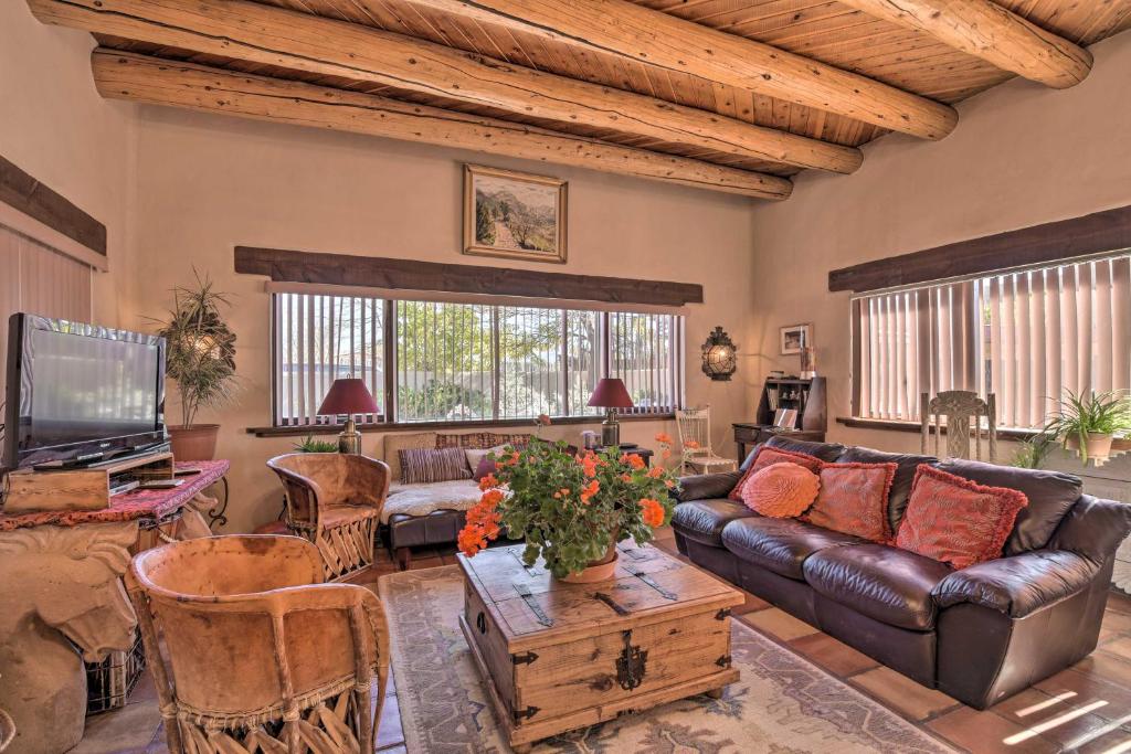 un soggiorno con un divano in pelle e un tavolo di Eclectic El Prado Home with Hot Tub Near Downtown! a El Prado