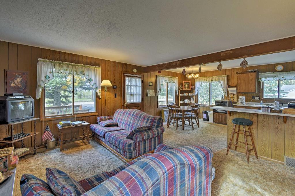 Cozy Cabin with Deck Walk to Green Lake and Beach, Markesan (updated