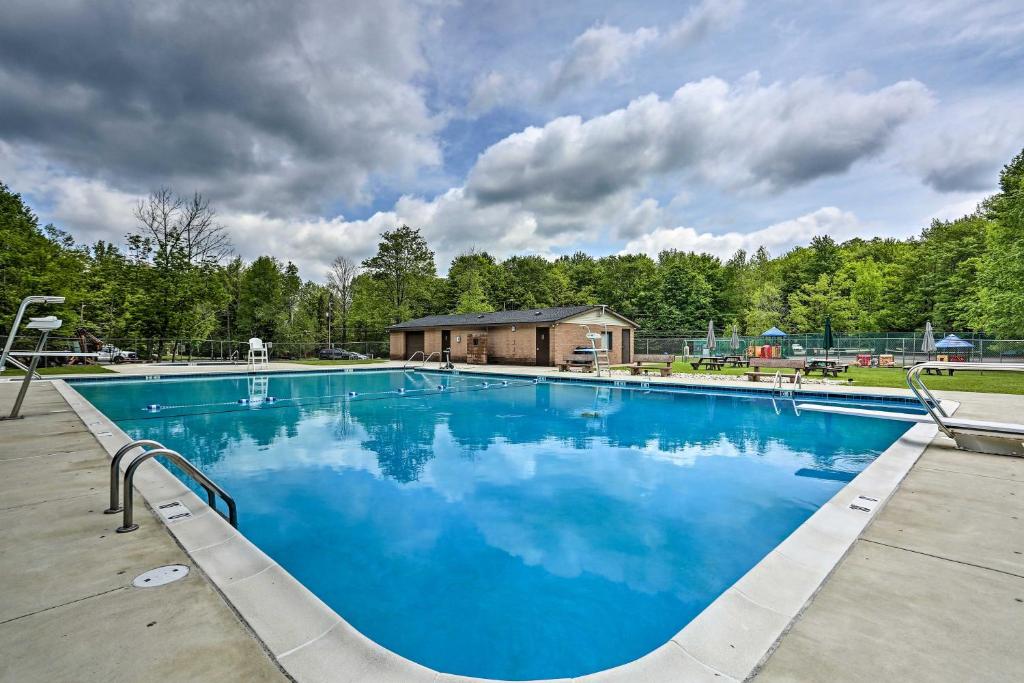Afbeelding uit fotogalerij van Cozy Arrowhead Lake Home with Sunroom and Pool Access! in Pocono Lake