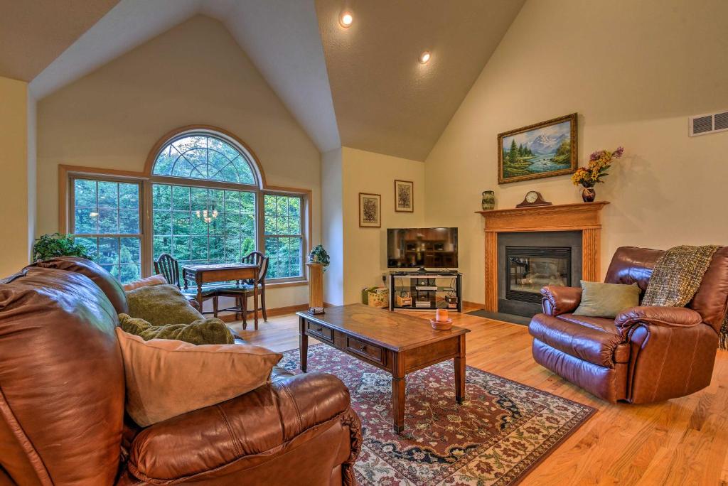 Una sala de estar con muebles de cuero y chimenea. en Pocono Mountain Home with 3 Community Lakes!, en Gouldsboro