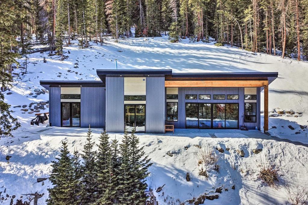 dom na szczycie śnieżnego wzgórza z drzewami w obiekcie Four Voices Home Mtn Views, 15 Mi to Breck! w Almie