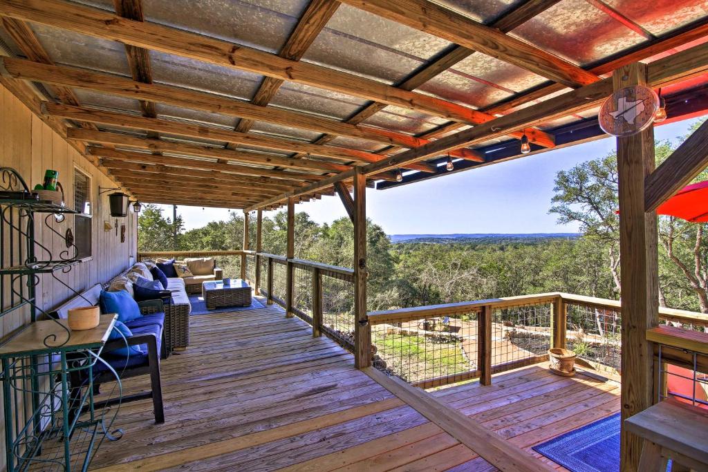 Billede fra billedgalleriet på Private Hill Country House with Deck on 7 Acres! i Luckenbach