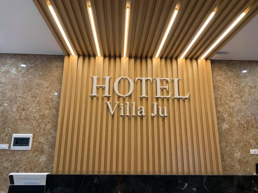 eine Hotellobby mit einem Schild an der Wand in der Unterkunft Hotel Villa Ju in Hanoi