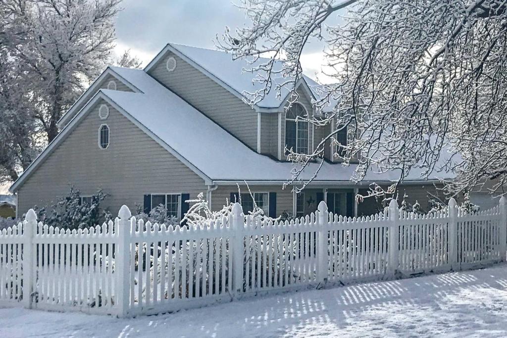 Private 2-Story Home 10 Miles to Bryce Canyon