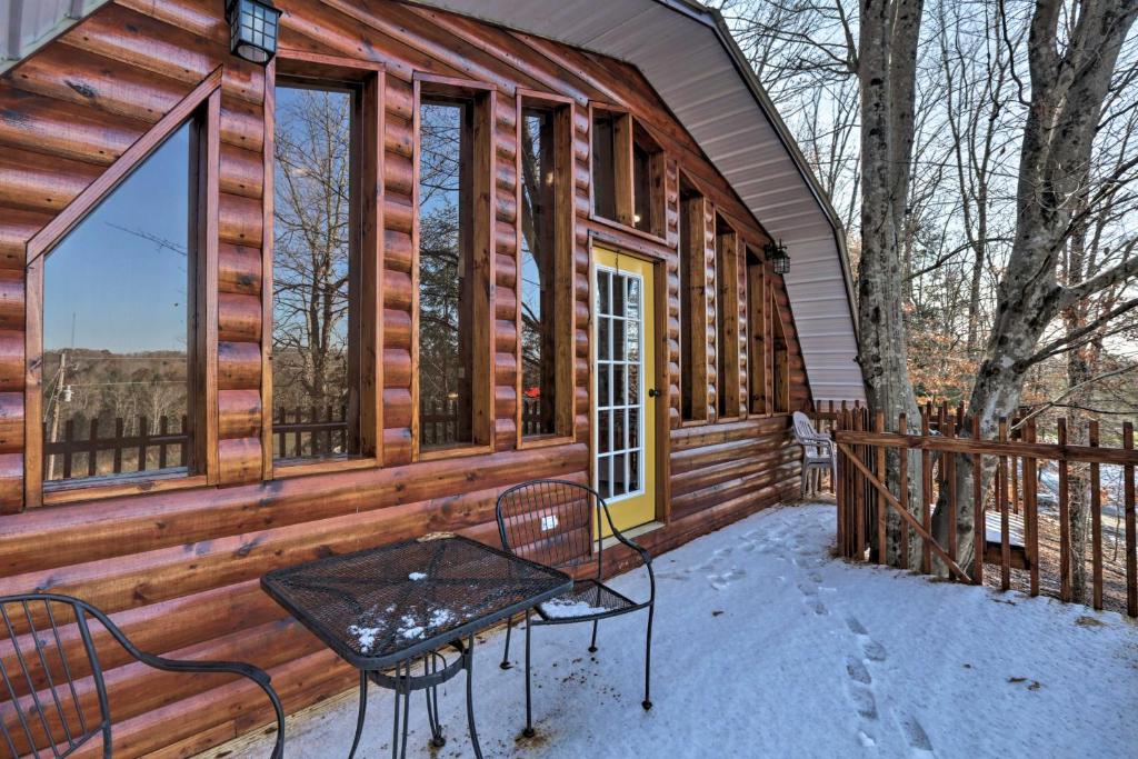 Vacation Home Beattyville Cabin with Decks By the Red River KY