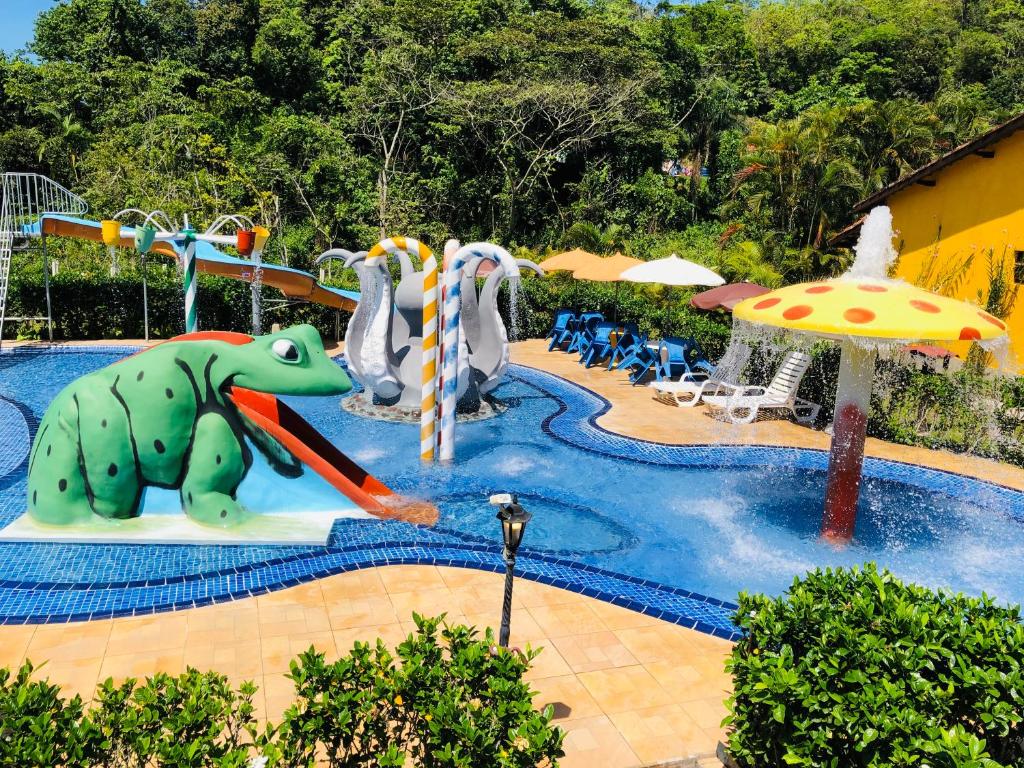 uma piscina com um parque aquático com um escorrega aquático em Hotel Bosques do Massaguaçu em Caraguatatuba
