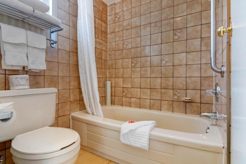Koupelna v ubytování Econo Lodge Inn & Suites