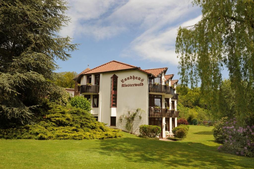 ein Gebäude mit grünem Rasen davor in der Unterkunft Landhaus Klosterwald in Lich