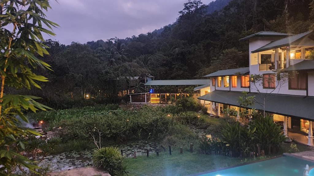 - une vue sur l'extérieur d'une maison avec une piscine dans l'établissement Sinharaja Forest Edge, à Deniyaya