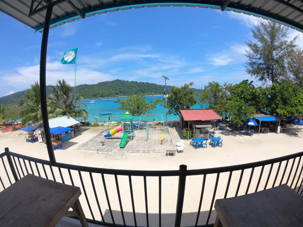Blick auf einen Spielplatz am Strand in der Unterkunft Perhentian Damia in Perhentian Island