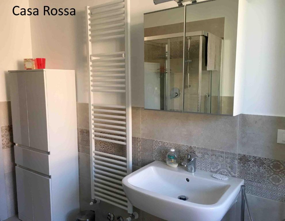 łazienka z umywalką i lustrem w obiekcie Case Rossa e Blu w mieście Villanova dʼAlbenga