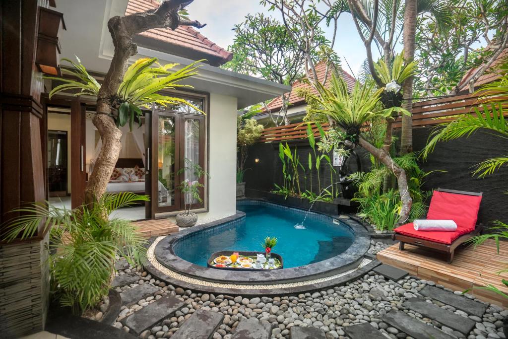 una pequeña piscina en el patio trasero de una casa en The Bali Dream Suite Villa Seminyak, en Seminyak