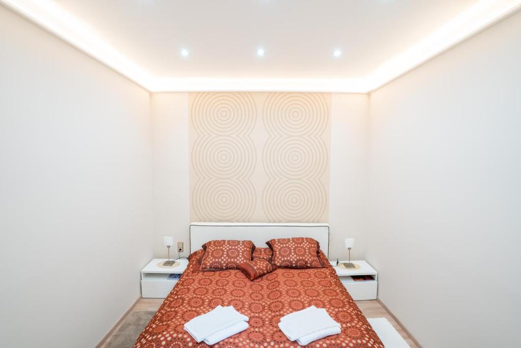 Posteľ alebo postele v izbe v ubytovaní Modern, Quiet & Cozy Apartment in the middle of Downtown near Danube at Fashion street