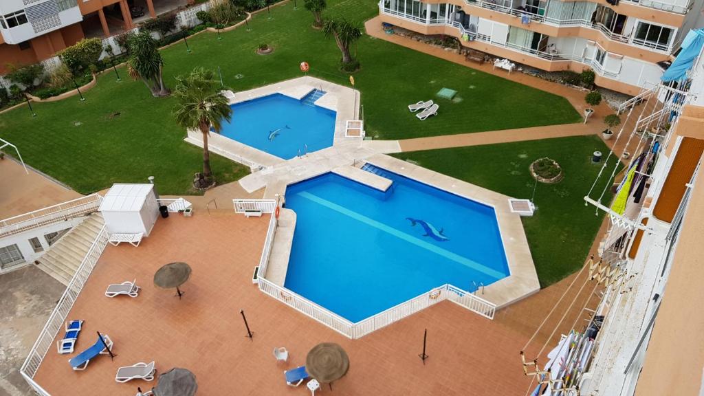 - une vue sur la grande piscine située dans un bâtiment dans l'établissement Torre Saltillo, à Torremolinos