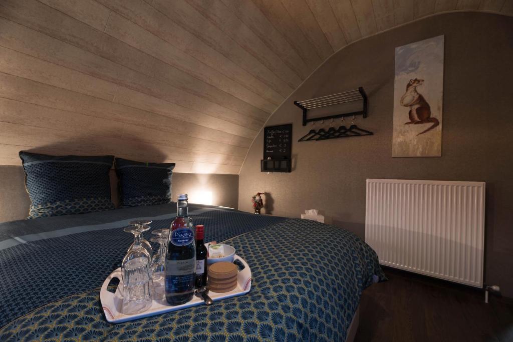 una camera con un letto e un vassoio con bevande di B&B De Oude Berg a Mol