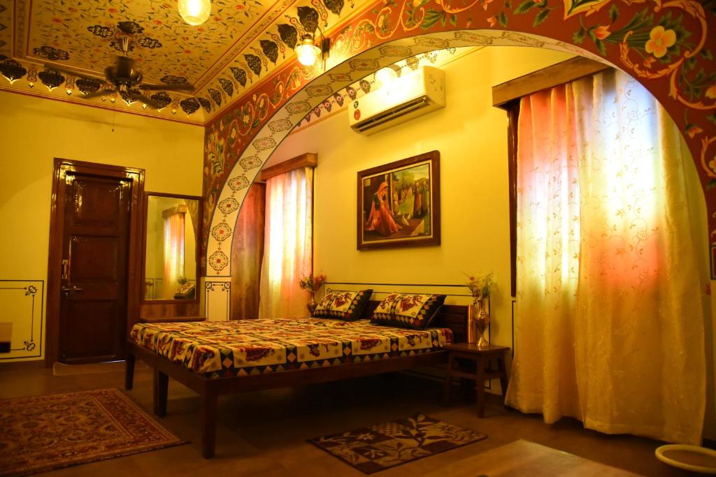 een slaapkamer met een bed in een kamer met een boog bij HERITAGE ABOVE 1 in Jaipur