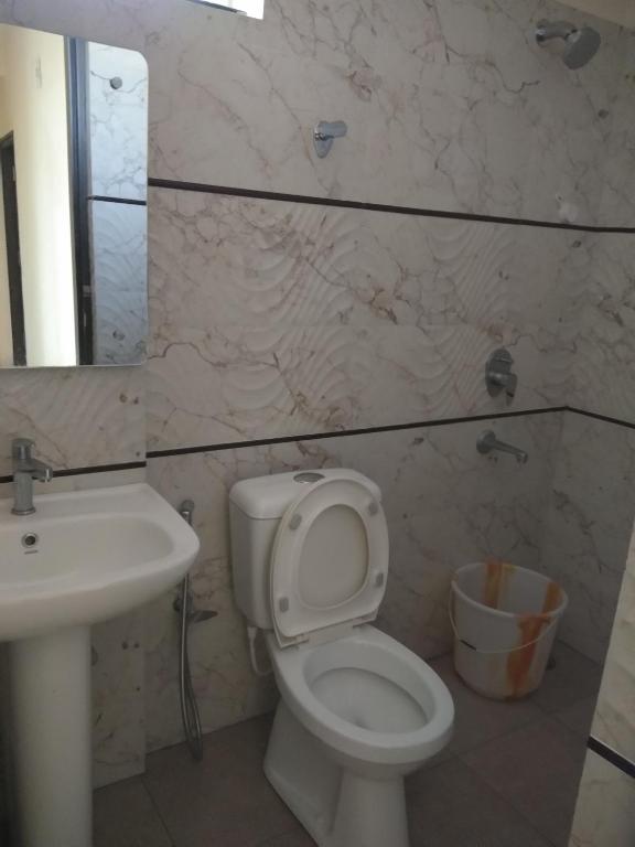 Koupelna v ubytování Suvarna Compact