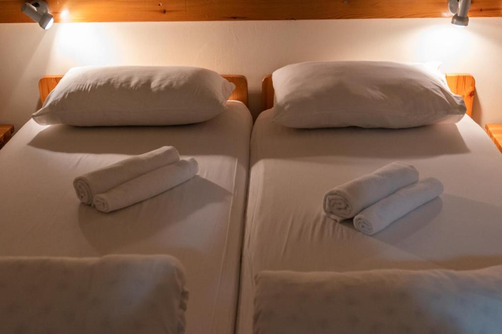 Cama o camas de una habitación en "Bakfar" Kfar Szold Country Lodging