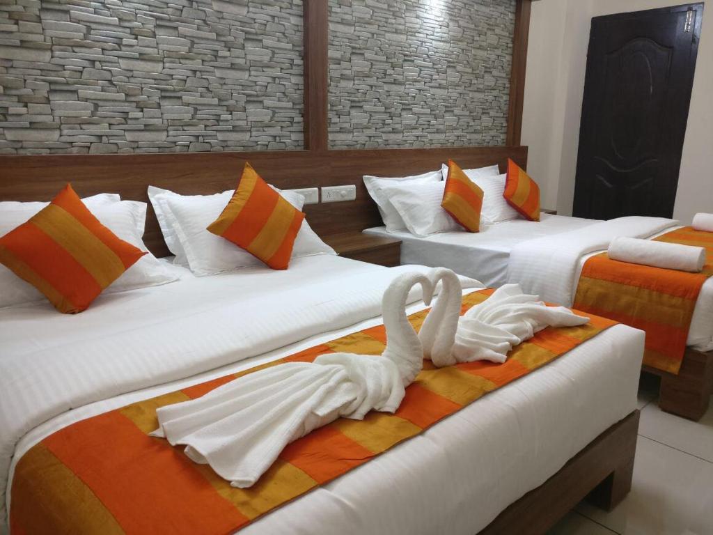 Postel nebo postele na pokoji v ubytování HISHAM SUITES