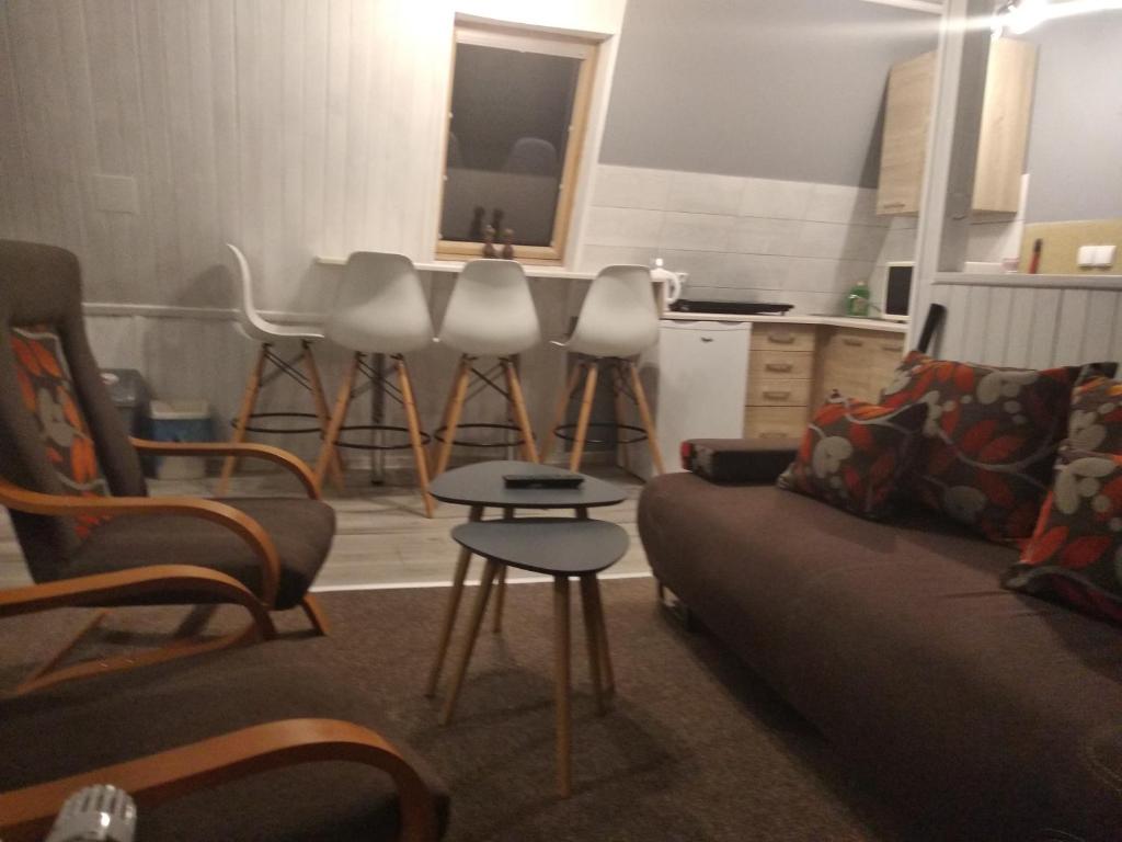sala de estar con sofá, sillas y mesa en U Janka, en Wisła