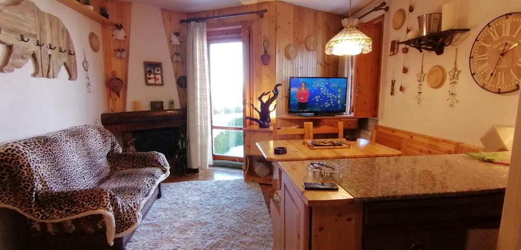 A television and/or entertainment centre at Pescocostanzo Centro
