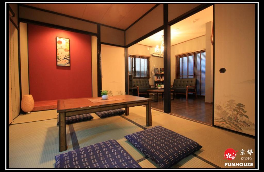 sala de estar con mesa y sala de estar en Funhouse 蘭, en Kioto