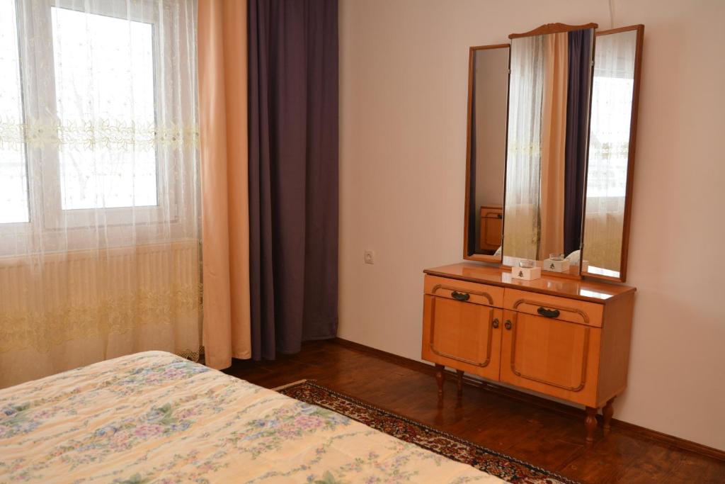 Postel nebo postele na pokoji v ubytování Котедж Соняшник