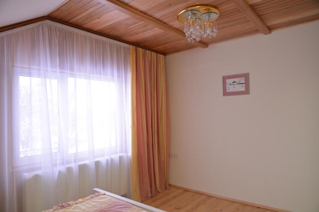 Postel nebo postele na pokoji v ubytování Котедж Соняшник