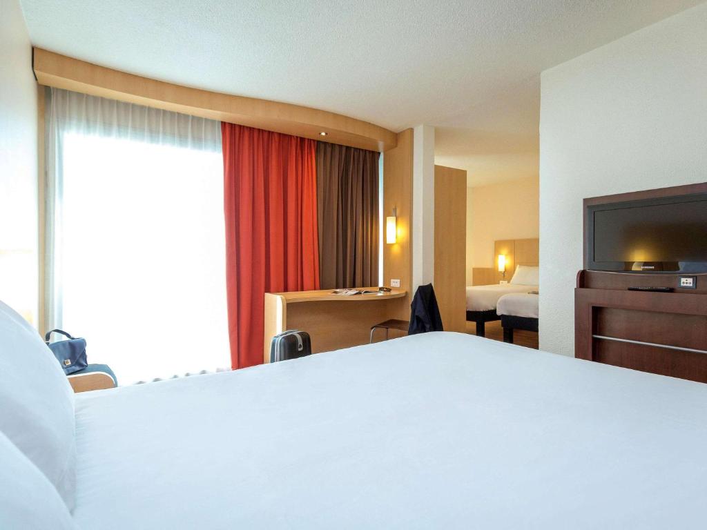 Postel nebo postele na pokoji v ubytování Ibis Cavaillon Portes du Luberon