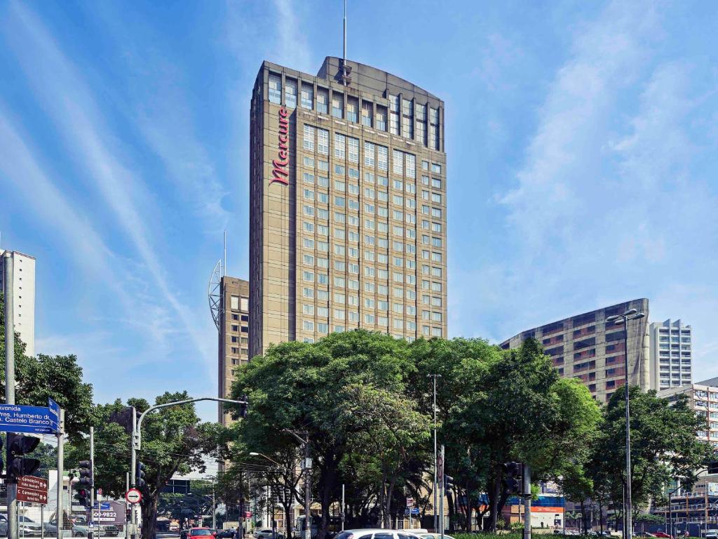 グアルーリョスにあるMercure Guarulhos Aeroportoの看板が横に建つ高層ビル