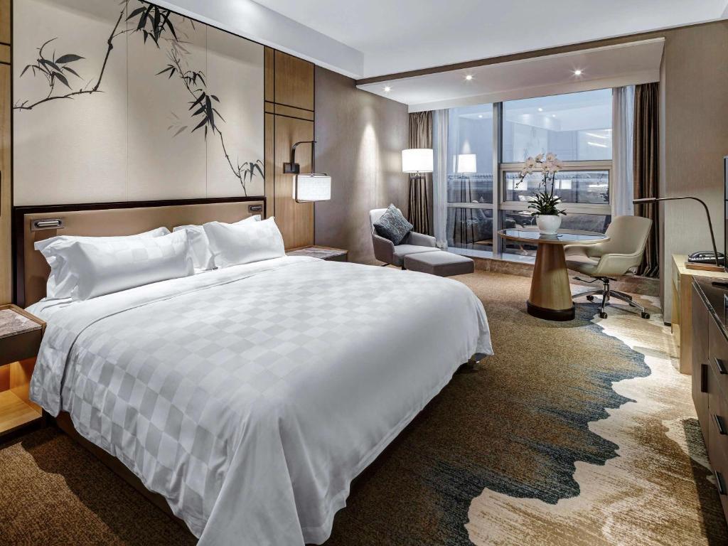 Postel nebo postele na pokoji v ubytování Oriental Ginza Hotel Shenzhen